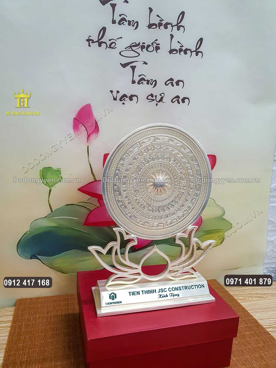 Phần đế được đ&uacute;c theo h&igrave;nh hoa sen v&ocirc; c&ugrave;ng đẹp v&agrave; sắc n&eacute;t